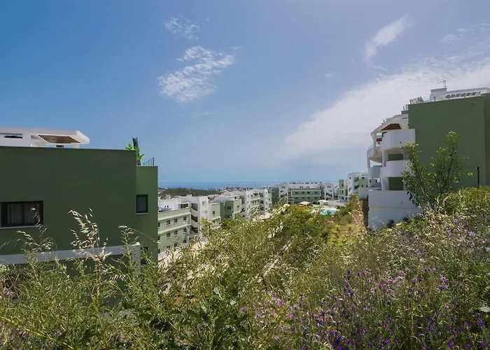 Split-level With & Private Rooftop *